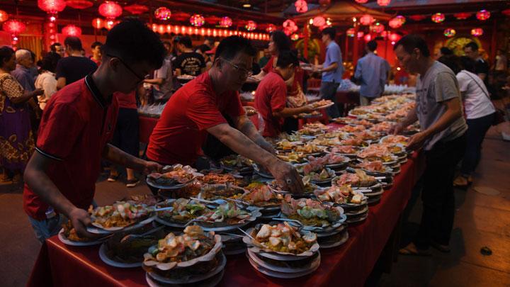 Umat Budha Bagi-Bagi Takjil